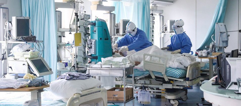 enfermeras-tratan-enfermo-unidad-cuidados_0_22_958_596