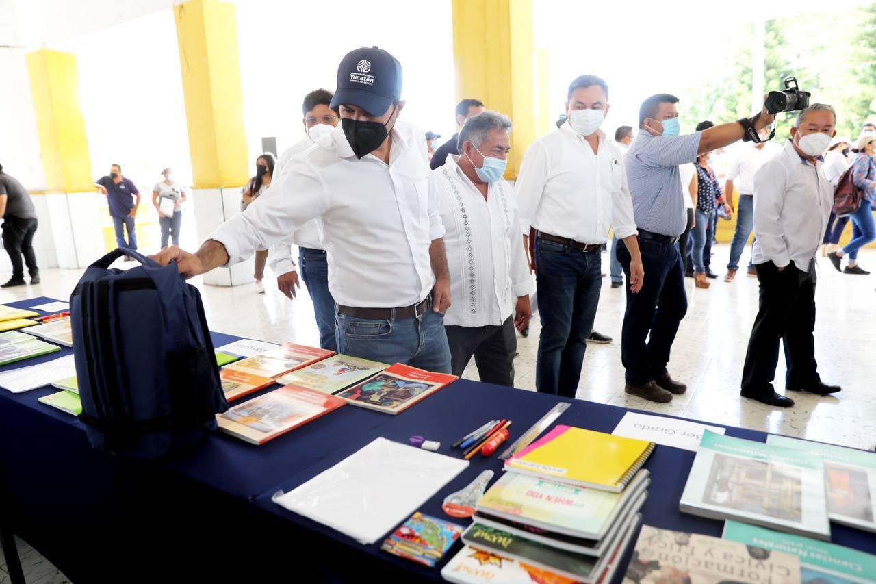 Como parte de los apoyos, Vila Dosal supervisó la distribución de paquetes de útiles escolares del esquema "Impulso Escolar", además de uniformes y libros de texto en beneficio de estudiantes y familias de esta l