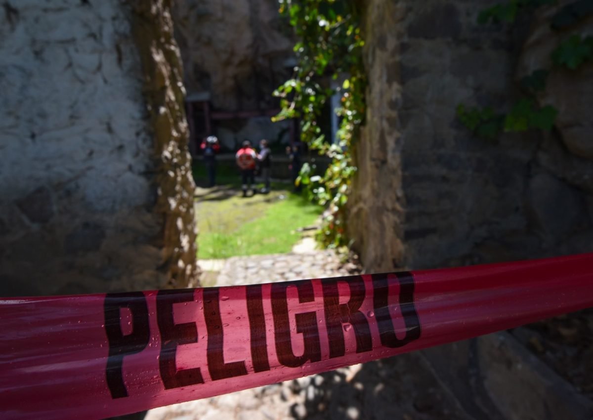 Protección Civil de Toluca realiza recorridos en el Parque Matlazincas El Calvario para verificar los cuerpos rocosos del lugar, algunas zonas han sido acordonadas para evitar el tránsito de visitantes, y en el mirador ya se realizan trabajos de cambio de barandales.
