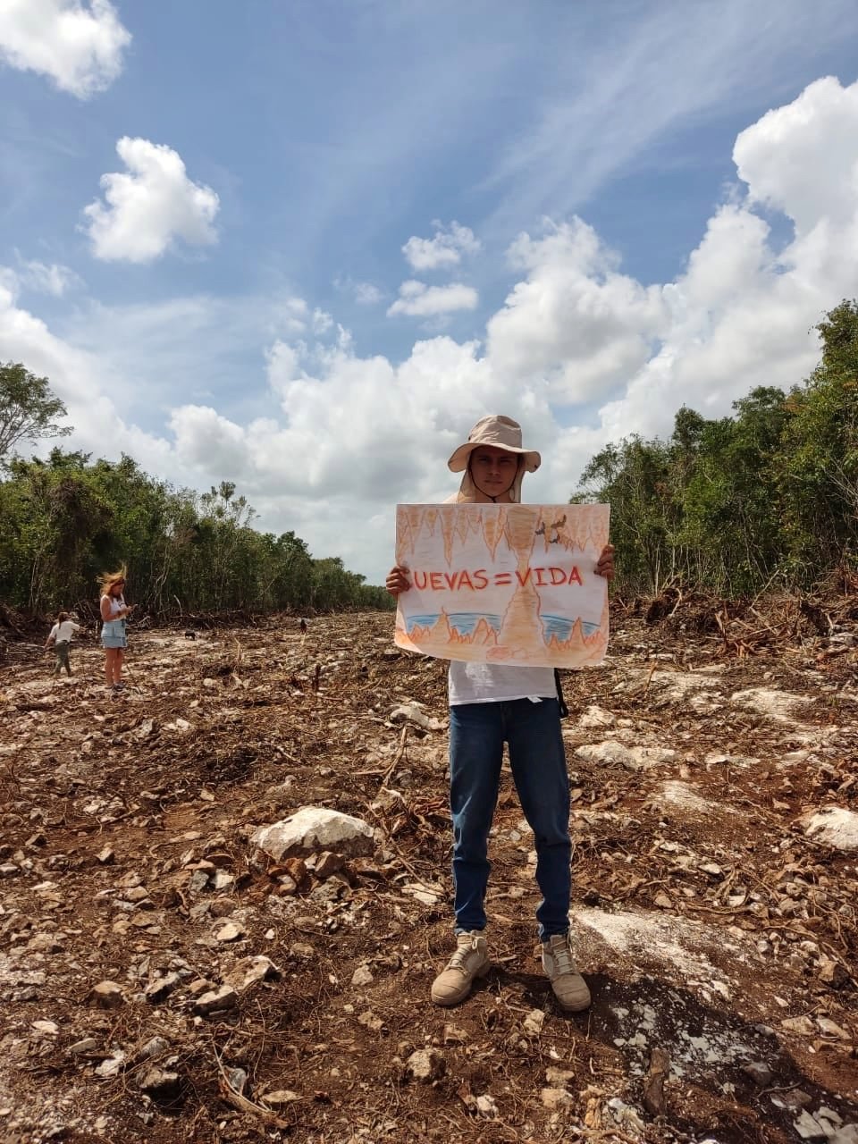 A9952949-2026-47D5-BE6E-47D371E8B526